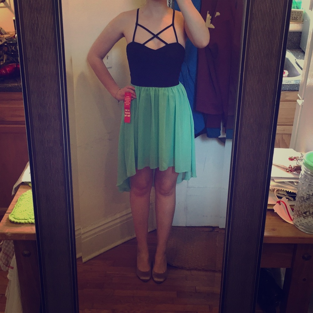 NEW WITH TAGS Sexy, Flowy Dress + FREE MAKEUP BAG